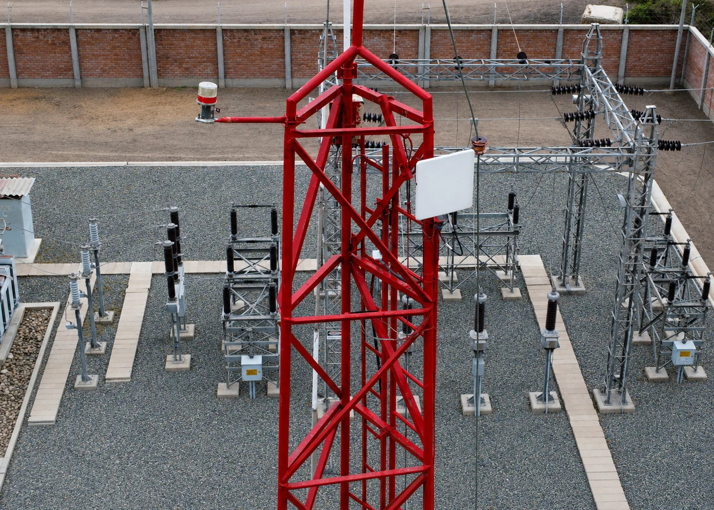 Estructura de telecomunicaciones en una subestación