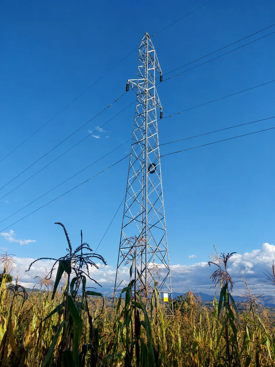 Torre de transmisión en entorno rural